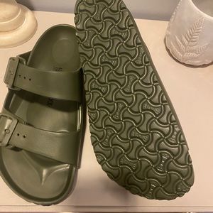 Never worn Men’s Birkenstock’s Arizona Essentials Slides Size 9